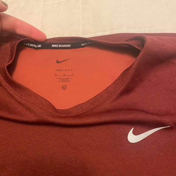 Men’s Cardinal Red Nike Running Shirt Medium - Picture 4 of 4